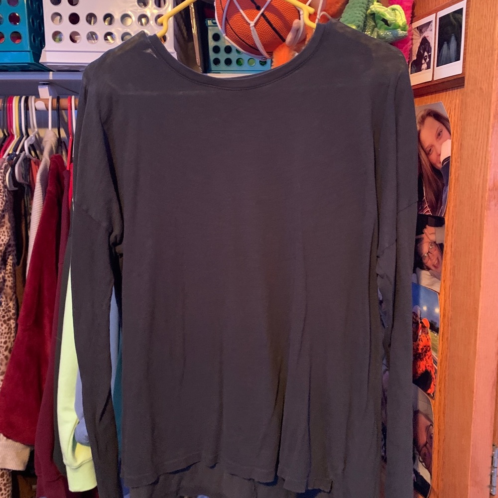 gray long sleeve tee